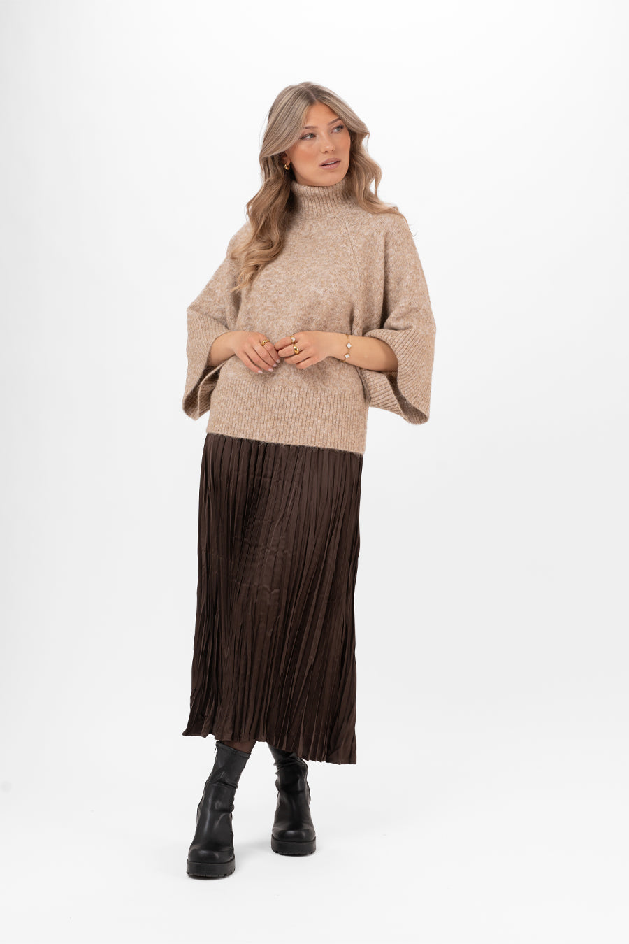 Modell bär beige tröja med polokrage och brunt plisserat kjol, sett framifrån | Capri Collection | Lilla Hem