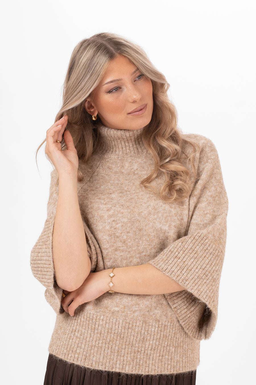 Modell bär beige stickad tröja med polokrage, sett framifrån i tre-fjärdedels vinkel | Capri Collection | Lilla Hem
