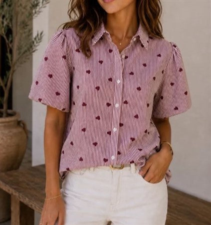 Modell bär rosa randig blus med hjärtmönster och puffärmar, sett framifrån | Caramelle Fashion | Lilla Hem