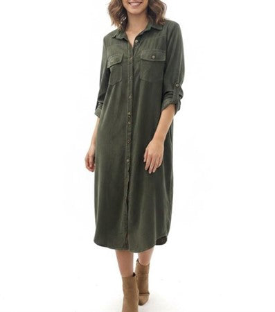 Modell bär olivgrön skjortklänning sett framifrån med knäppning och bröstfickor | Caramelle Fashion | Lilla Hem