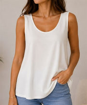 Modell bär vitt sleeveless linne med rund hals, sett framifrån | Caramelle Fashion | Lilla Hem