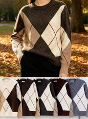 Modell bär argyle-stickad tröja framifrån, med färgvarianter visade nedanför | Caramelle Fashion | Lilla Hem