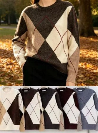 Modell bär argyle-stickad tröja framifrån, med färgvarianter visade nedanför | Caramelle Fashion | Lilla Hem