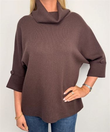 Modell bär stickad polotröja i brunt sett framifrån med turtleneck-krage | Caramelle Fashion | Lilla Hem