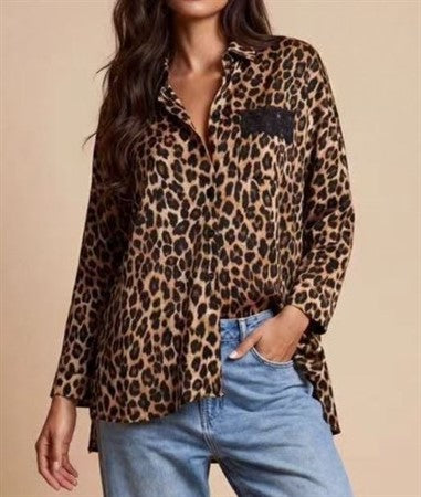 Modell bär leopardmönstrad blus framifrån, kombinerad med ljusblå jeans | Caramelle Fashion | Lilla Hem