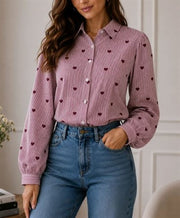 Modell bär rosa ribblus med hjärtmönster och puffärmar, sett framifrån | Caramelle Fashion | Lilla Hem