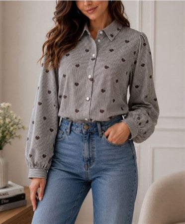 Modell bär grå blus med hjärtmönster och puffärmar, kombinerat med blå jeans, sett framifrån | Caramelle Fashion | Lilla Hem