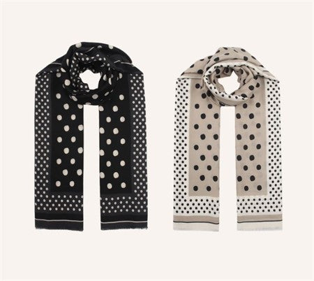 Två sjalar med vit prickad mönster, en svart och en beige, visade platt från ovan | Caramelle Fashion | Lilla Hem