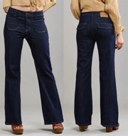 Mörkblå jeans visade från fram- och bakvinkel på modell med träsandaler | Caramelle Fashion | Lilla Hem