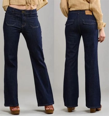 Mörkblå jeans visade från fram- och bakvinkel på modell med träsandaler | Caramelle Fashion | Lilla Hem