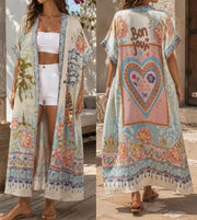 Kaftan med blommigt tryck och hjärtmotiv visas framifrån och bakifrån på modell | Caramelle Fashion | Lilla Hem