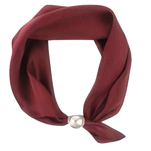 Burgundy scarf med metallkula-detalj, vikt i loop mot vit bakgrund | Caramelle Fashion | Lilla Hem