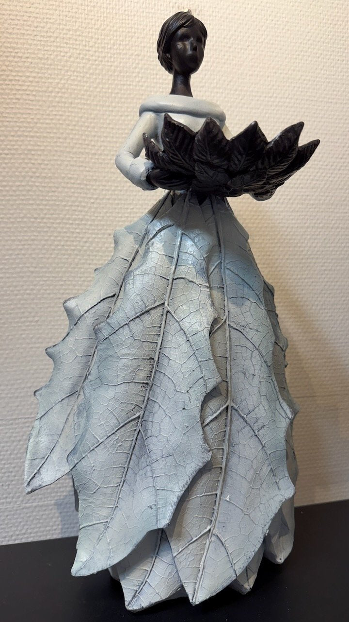 Trädgårdsfigur Flicka med Fat i Antikvit/45Cm från Trademan - stylingbild | Lilla Hem