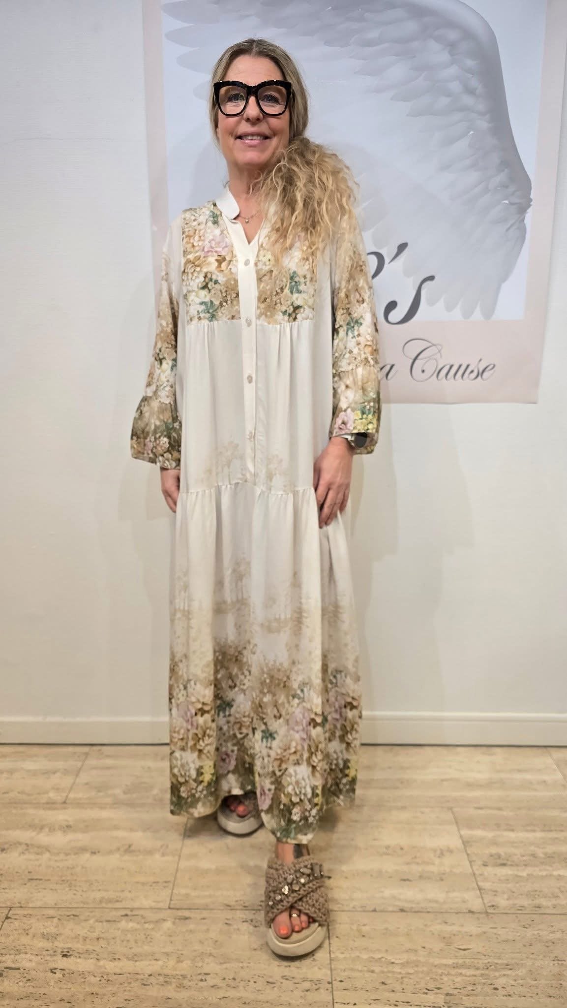 Milano Maxiklänning Flower i Sand från L8 Fashion - framsida | Lilla Hem
