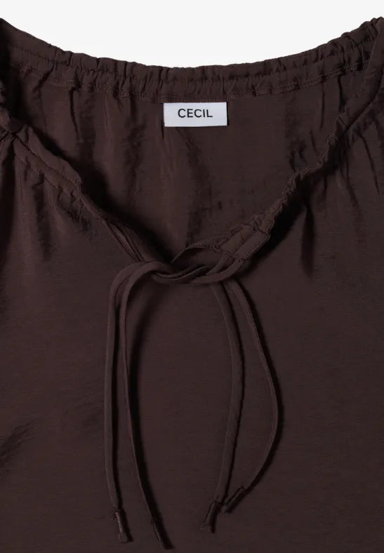 Närbild av blus framifrån med dragsko i midjan och elastisk halsöppning | Cecil | Lilla Hem