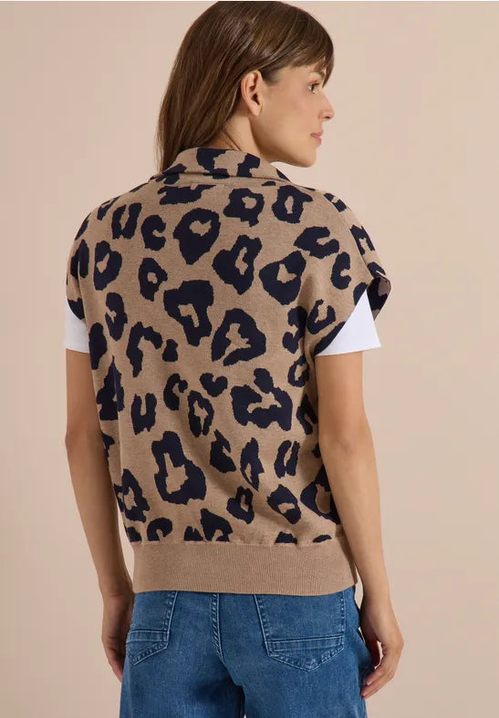Modell bär leopardmönstrad väst sedd bakifrån med vita kortärmade underdelar och blå jeans | Cecil | Lilla Hem