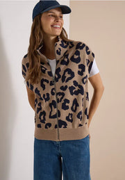 Modell bär leopardmönstrad väst med dragkedja över vit t-shirt, framifrån | Cecil | Lilla Hem