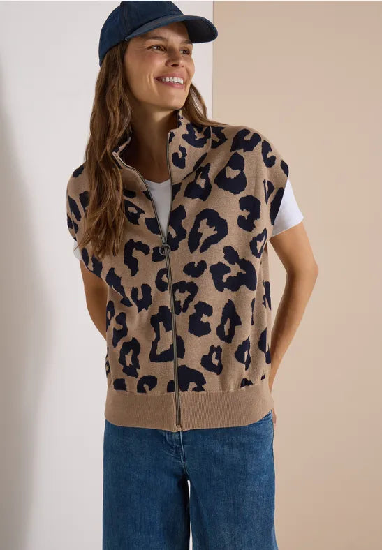Modell bär leopardmönstrad väst med dragkedja över vit t-shirt, framifrån | Cecil | Lilla Hem