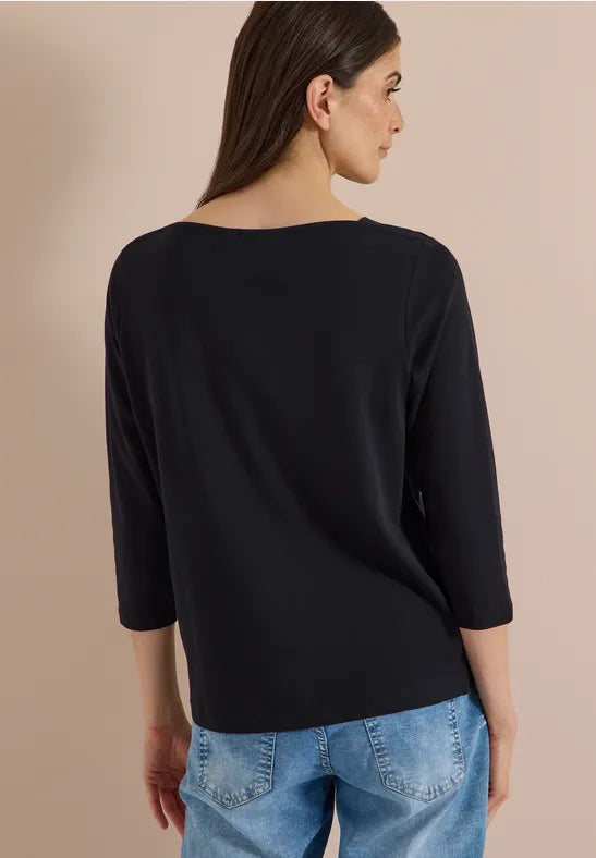 Modell bär svart boatneck-tröja sedd bakifrån med tre-fjärdedels ärmar | Cecil | Lilla Hem