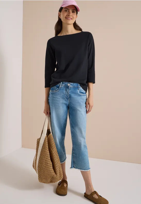 Modell bär svart båtringad tröja med blå caprijeans, sett framifrån | Cecil | Lilla Hem