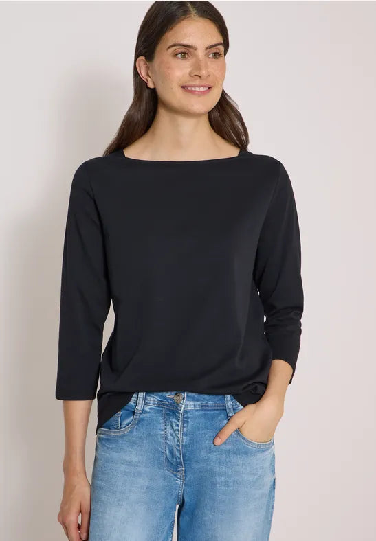 Modell bär svart tröja med båtringning och trekvarts ärmar kombinerat med ljusblå jeans, framifrån | Cecil | Lilla Hem