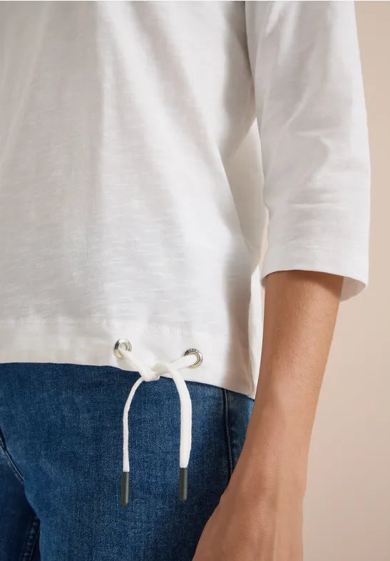 Närbild av vit t-shirt med trekvartsärm och detalj av vit dragsko vid midjan | Cecil | Lilla Hem