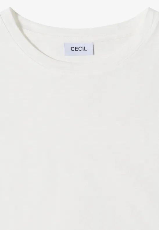 Vit t-shirt med rund hals, lagd platt mot vit bakgrund med märke synligt | Cecil | Lilla Hem