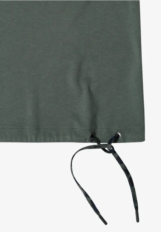 Närbild av t-shirtens nederkant med svart dragsko och söm mot vit bakgrund | Cecil | Lilla Hem