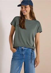 Modell bär grågrön t-shirt med blå jeans och marinblå keps, sett framifrån | Cecil | Lilla Hem