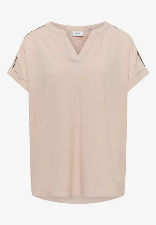 Beige blus med V-ringning och upprullade korta ärmar, visad framifrån på platt underlag | Cecil | Lilla Hem