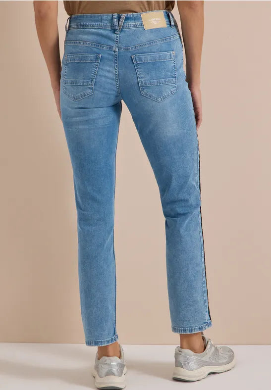 Modell bär ljusblå straight jeans sett bakifrån med synliga bakfickor | Cecil | Lilla Hem