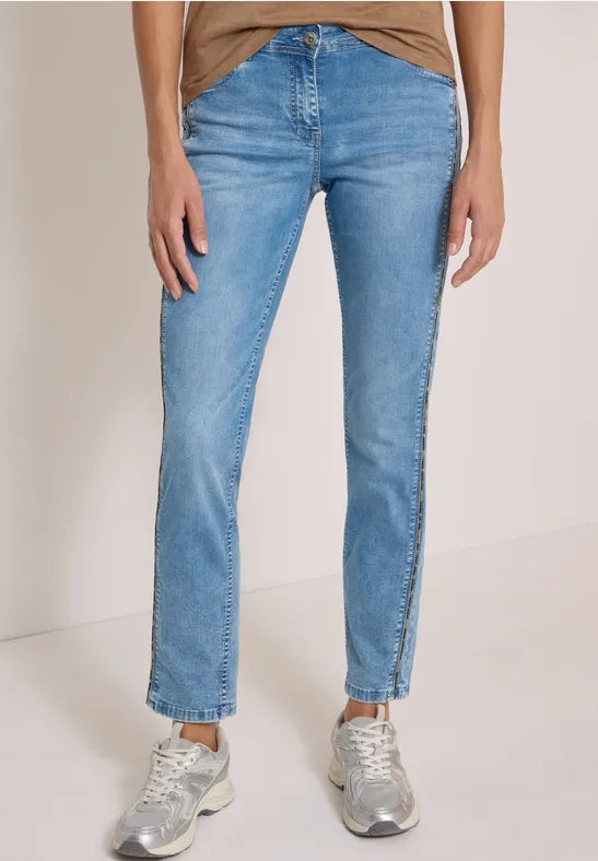 Modell bär ljusblå raka jeans visade framifrån med vita sneakers | Cecil | Lilla Hem