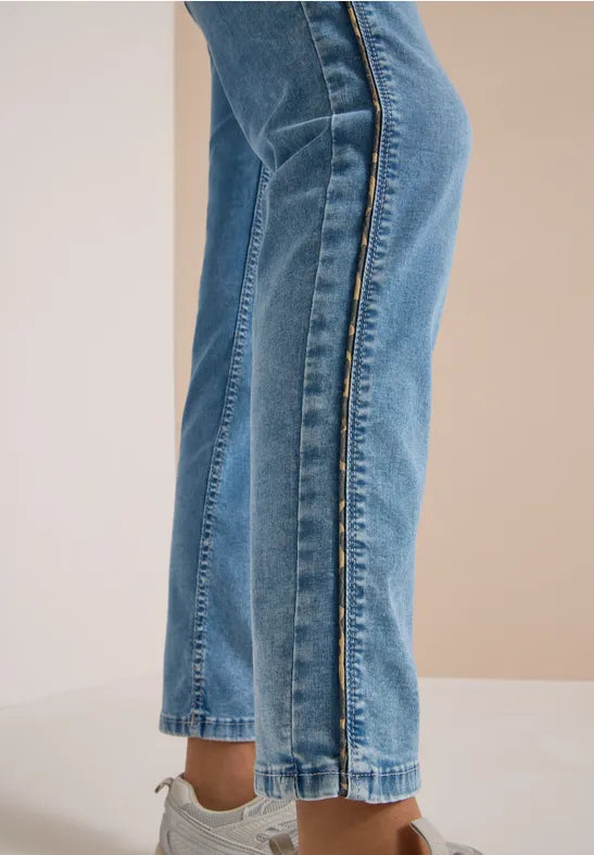 Sidovinkel av raka jeans med söm längs yttersidan av benet | Cecil | Lilla Hem
