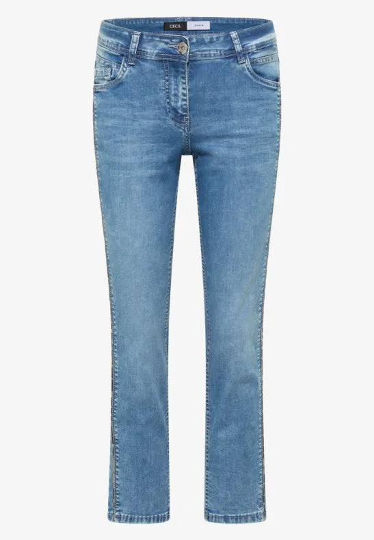 Ljusblå raka jeans visade framifrån på neutral bakgrund, med synliga fickor och knappar | Cecil | Lilla Hem