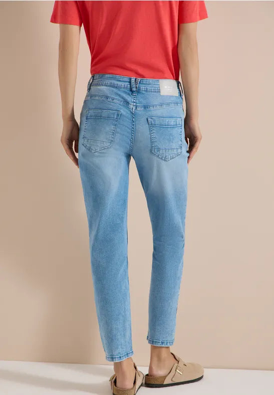 Modell bär ljusblå straight jeans sett bakifrån med synliga bakfickor | Cecil | Lilla Hem