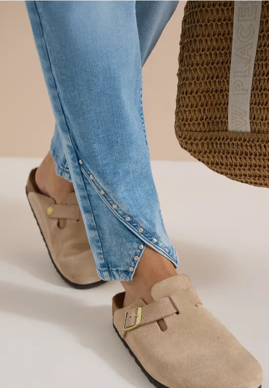Ljusblå jeans med slits vid ankeln, styld med beige mockaskor och stickad tröja | Cecil | Lilla Hem
