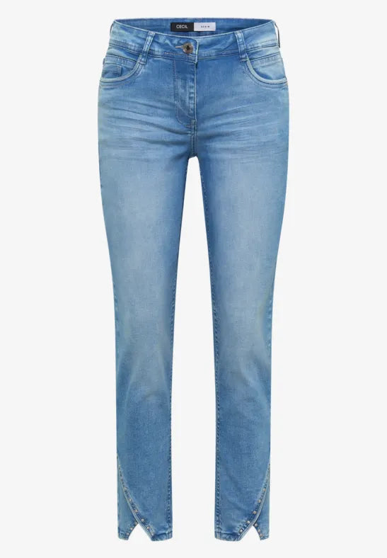 Ljusblå jeans i straight fit visade platt mot vit bakgrund med slitningar vid bensluten | Cecil | Lilla Hem