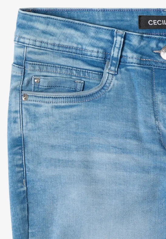 Närbild av ljusblå jeans med klassiska fickor och metalldetaljer | Cecil | Lilla Hem