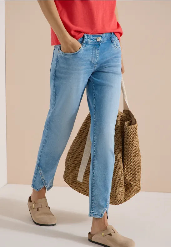 Modell bär ljusblå raka jeans sett framifrån med röd topp och beige skor | Cecil | Lilla Hem