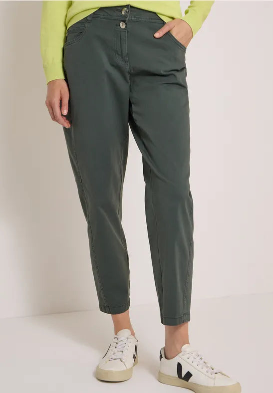 Modell bär grågrönä chinos sett framifrån med nedrullad skärm och vita sneakers | Cecil | Lilla Hem