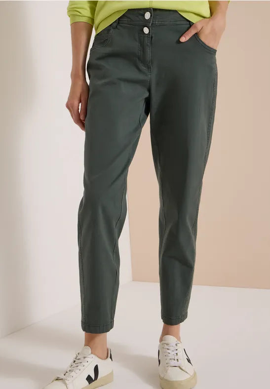 Modell bär gröna chinos sett framifrån med vita sneakers och gul tröja | Cecil | Lilla Hem