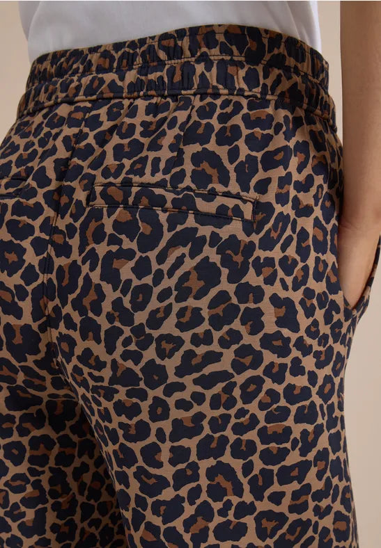 Närbild av leopardmönstrad byxa sett från sidan med synlig ficka | Cecil | Lilla Hem