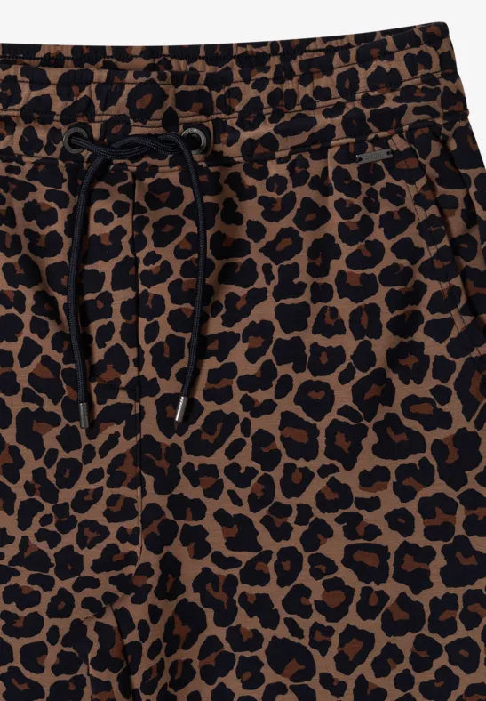 Närbild av leopardmönstrad byxa med svart dragsko vid midjan | Cecil | Lilla Hem