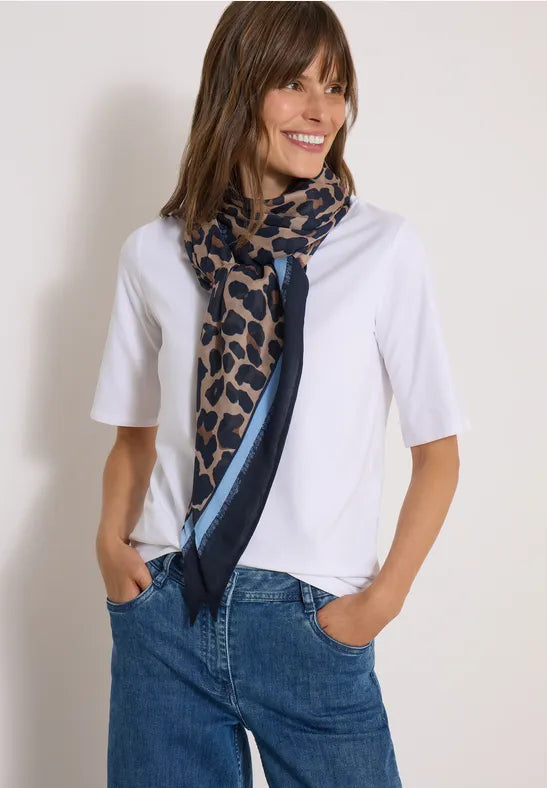 Modell bär vit t-shirt med leopardmönstrad triangelscarf i marinblått och beige, sett framifrån | Cecil | Lilla Hem
