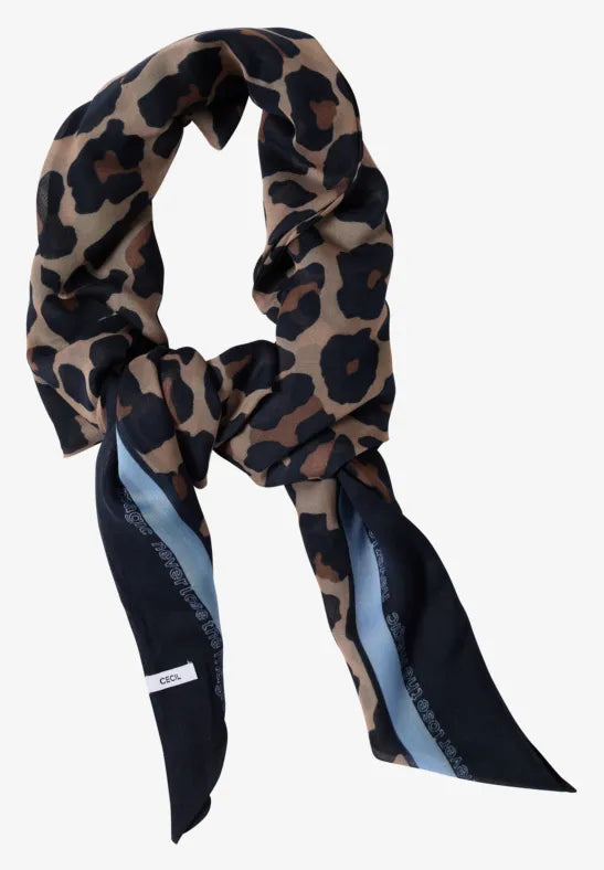 Triangelscarf med leopardmönster i beige och svart, lagd på vit bakgrund | Cecil | Lilla Hem