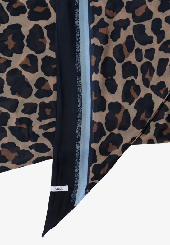 Närbild av triangelformad scarf med leopardmönster och svart kant, märkt CECIL | Cecil | Lilla Hem