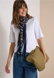 Modell bär vit t-shirt med leopardmönstrad scarf och jeansbyxor, sett framifrån | Cecil | Lilla Hem