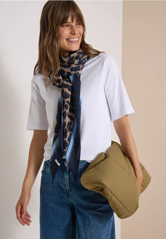 Modell bär vit t-shirt med leopardmönstrad scarf och jeansbyxor, sett framifrån | Cecil | Lilla Hem