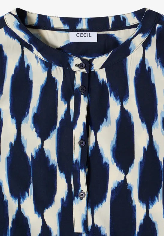 Närbild av blus med blått-vitt ikat-tryck och knappslå framifrån | Cecil | Lilla Hem