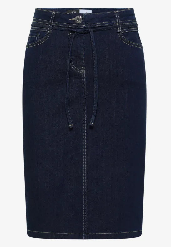 Mörkblå jeansmidjekjol i midi-längd, framifrån, med kontrastsömmar och drawstring-detalj | Cecil | Lilla Hem